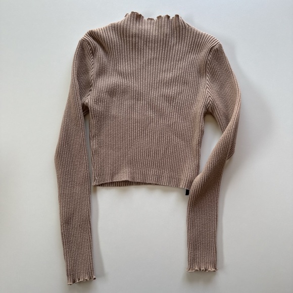 Cropped ruffle sweater - Picture 2 of 2